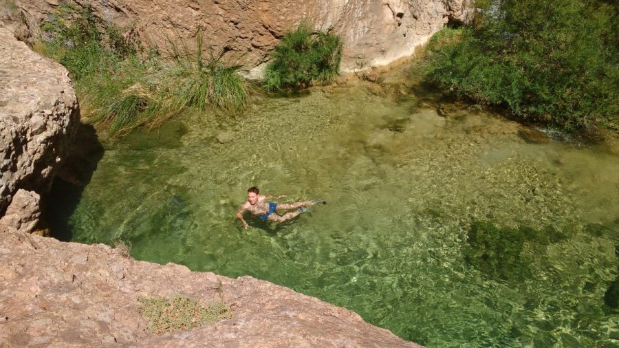 Baño en la poza junto al puente natural