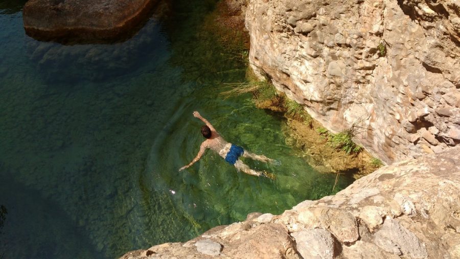 Baño en la poza bajo el puente natural de roca sobre el río Flumen