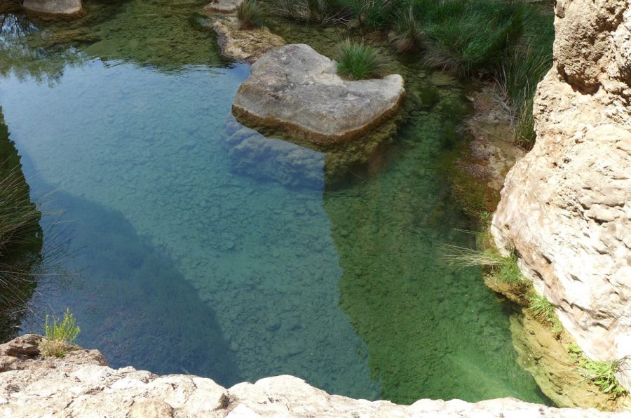 Poza aguas abajo del puente natural de piedra