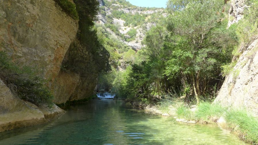 Inicio del sendero que discurre por la margen izquierda del río Flumen