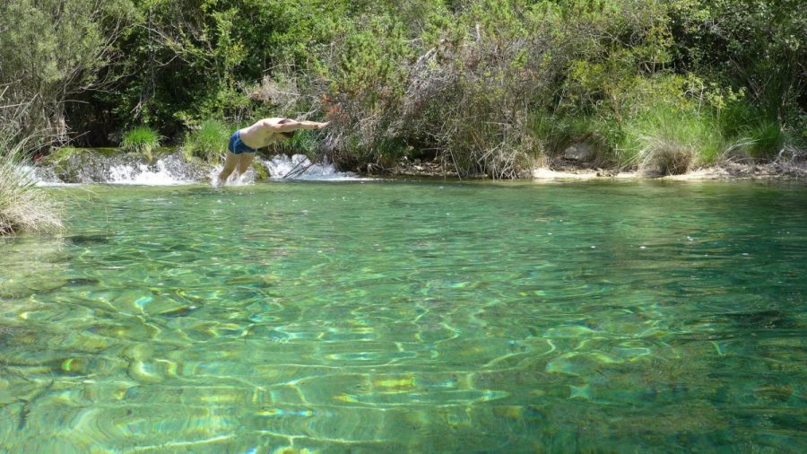 Baño en la poza de aguas cristalinas