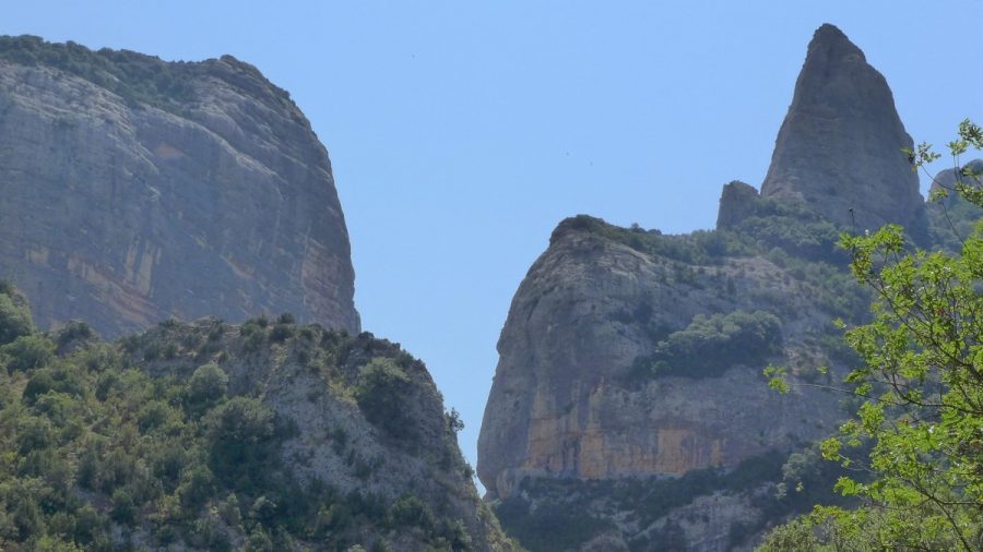 Vistas durante la ascensión con la Peña Men a la izquierda y el Fraile a la derecha.