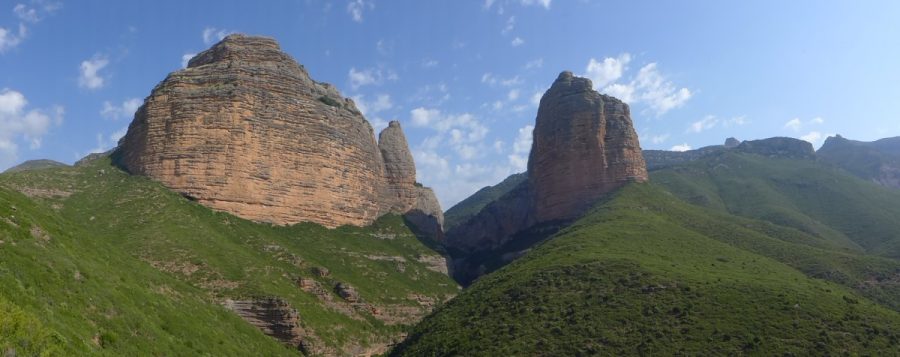 Vista panoramica del Salto de Roldan con la Peña Sen a la derecha y la Peña San Miguel a la izquierda y tras esta el Mallo del Fraile.