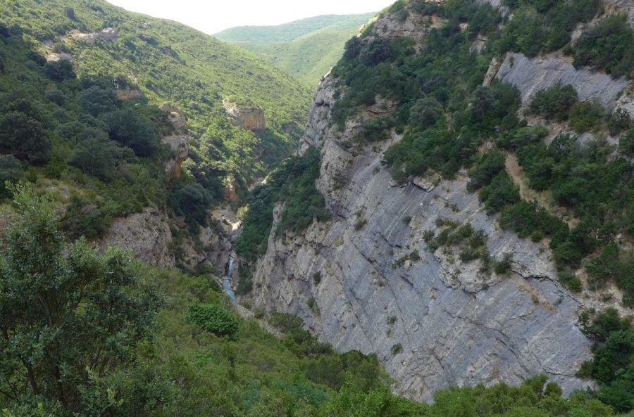 Garganta del Flumen, en el tramo conocido como Palomeras del Flumen. A la derecha se aprecia en el límite de la pared de piedra la senda colgada por la que hemos venido.