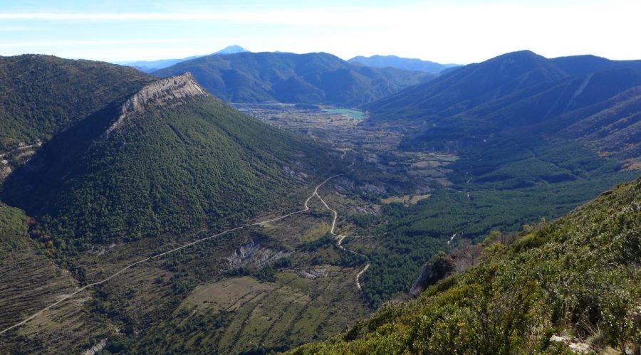 Vistas del entorno de Arguis con el tozal de Guara al fondo