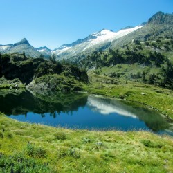 Ibon Superior de Villamuerta con el Glaciar y pico del Aneto al fondo