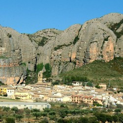 Vista general de Agüero y los mallos desde la carretera