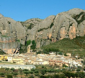 Vista general de Agüero y los mallos desde la carretera