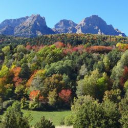 Ermita de Santa Cruz con la Sierra de La Partacua al fondo