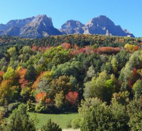Ermita de Santa Cruz con la Sierra de La Partacua al fondo