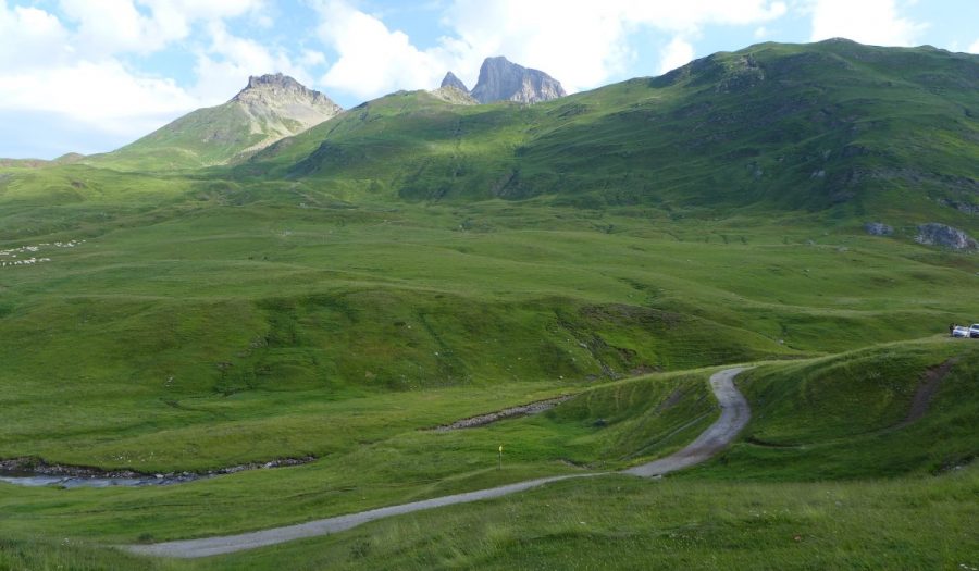 Vistas de las laderas por la que discurre la ruta y tras las cuales asoma el pico Midi d'Ossau. El Pico Peyreget queda a la izquierda.