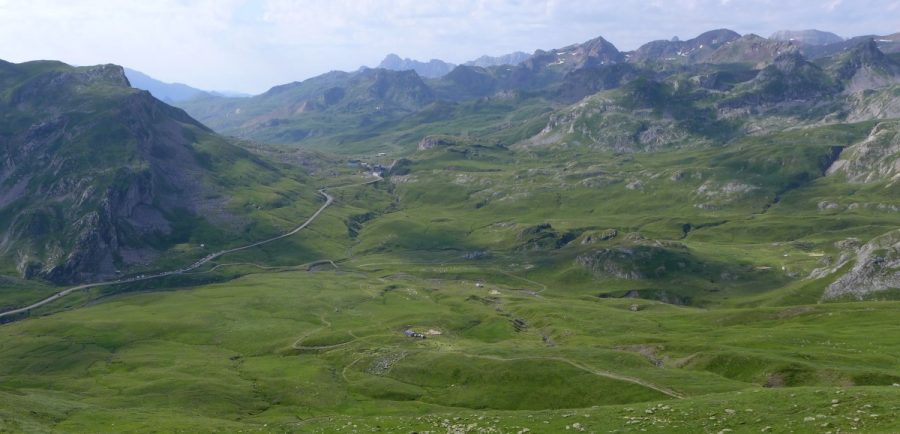 Vistas del Circo de Aneou, con el Portalet y el Valle de Tena al fondo