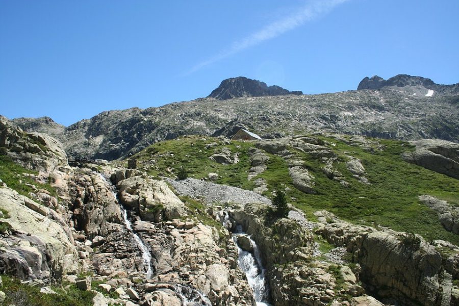 Superando la cuesta del Fraile comienzan a verse el nuevo Refugio de Bachimaña